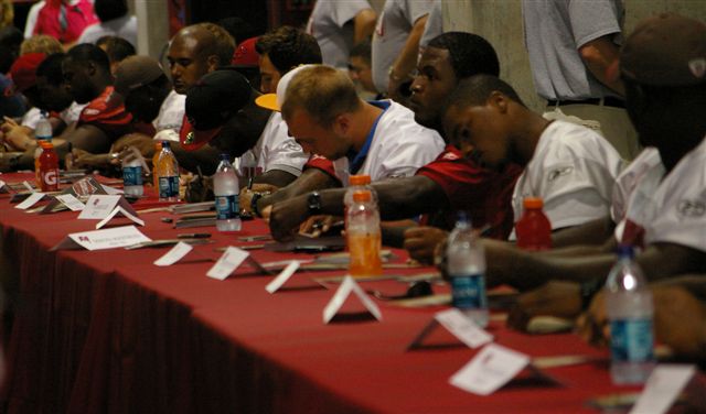 The majority of Bucs players signed autographs in tight quarters in the hot, sweaty confines of the stadium concourse. Photo by Kyra Hallett, JoeBucsFan.com.