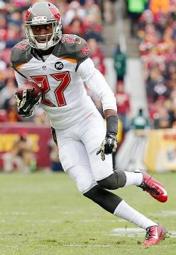 Bucs CB Johnthan Banks heads to the end zone with his first quarter pick-six. (Photo courtesy of Buccaneers.com)