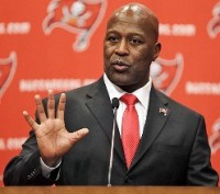 Does Lovie Smith see what Chris Simms does?