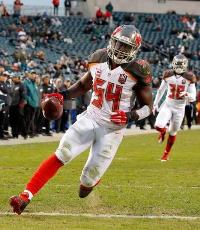 Bucs LB Lavonte David returns a pick for a touchdown before dozens of Eagles fans today to seal a victory. (Photo courtesy of Buccaneers.com.)