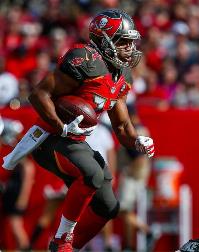 Bucs RB Doug Martin breaks loose on one of his 11 attempts. (Photo courtesy of Buccaneers.com.)