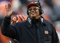 The Bucs landed a helluva defensive line coach in Bengals assistant Joe Hayes.