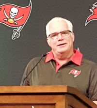 Bucs defensive coordinator Mike Smith