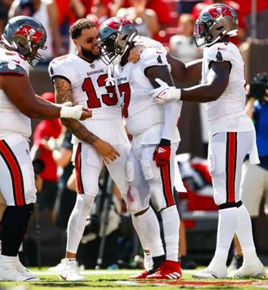 Shaquil Barrett comes up with the pick-six to help the Buccaneers seal the  victory against the Bears